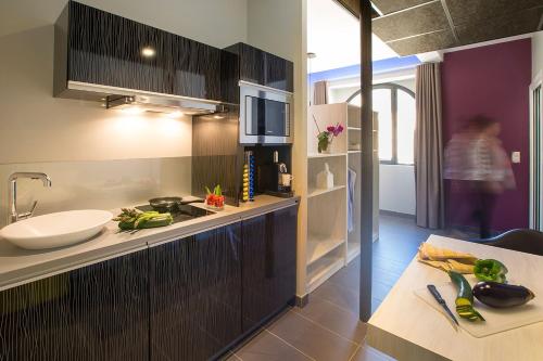 Cuina o zona de cuina de Appart'hôtel Les Fleurines By Urban Style