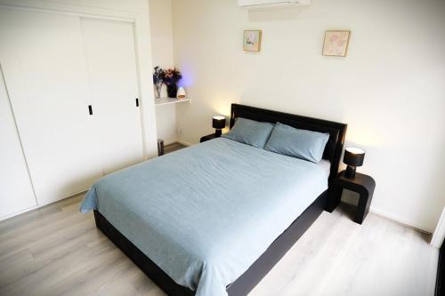 En eller flere senge i et værelse på All you need for work, stay and relax