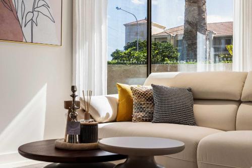 een woonkamer met een bank en een tafel bij Luxury Beachside Escape in Palm Beach NEW 2BR in Gold Coast