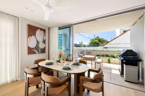 een eetkamer met een tafel en stoelen bij Luxury Beachside Escape in Palm Beach NEW 2BR in Gold Coast