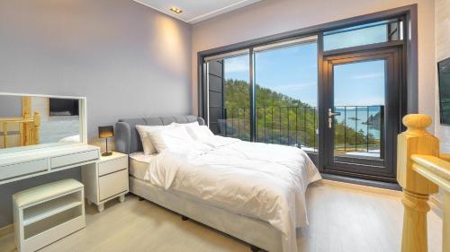 En eller flere senge i et værelse på Namhae Palace1470 Pension