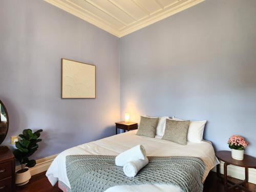 En eller flere senge i et værelse på Villa Hahei