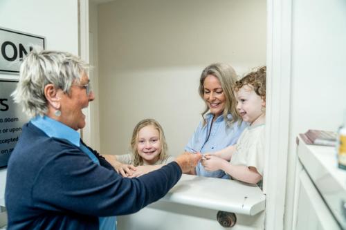 een man die in een kamer staat met een groep kinderen bij The Breakers in Gold Coast