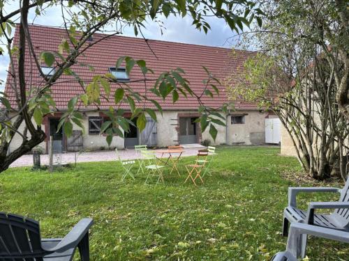 Gîte Écologique Accueillant en Sologne Bourbonnaise, Animaux Acceptés, Parking - FR-1-489-614