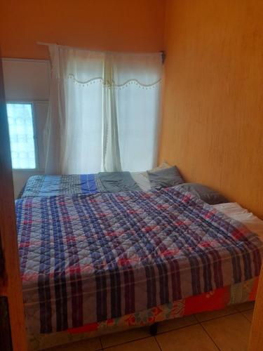 En eller flere senge i et værelse på Casa Familiar