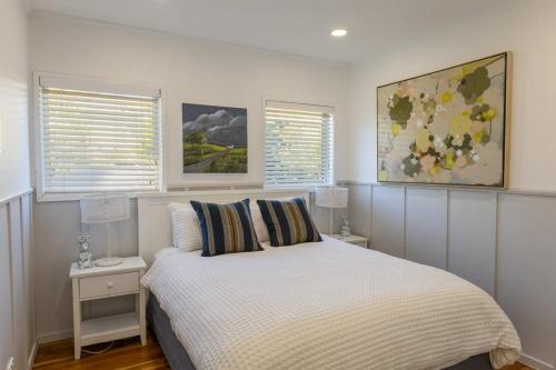 En eller flere senge i et værelse på Palm Springs by Waiheke Pure