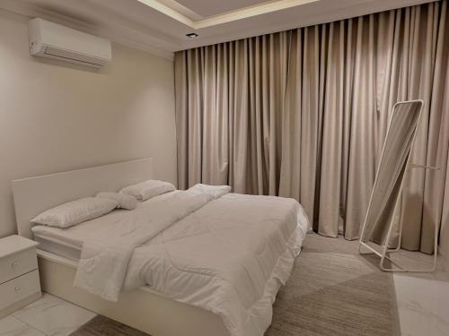 Giường trong phòng chung tại شقة غرفتين وصالة بدخول ذكي - حي المروة