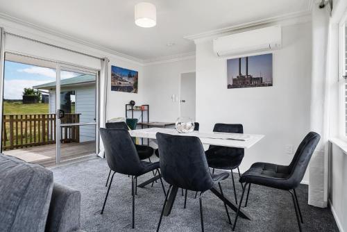 Posezení v ubytování Peaceful 3-Bed Escape with Scenic Deck