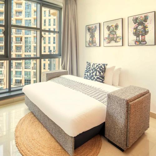 En eller flere senge i et værelse på Modern 1BR theme and Burj Khalifa View Downtown