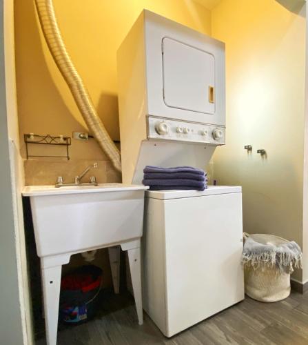 a bathroom with a sink and a hose at Departamentos Raices - Jardines del Lago in Mexicali
