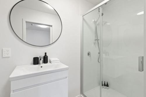 Et badeværelse på Charming-on-fryer-central-apt-and-walk-to-town