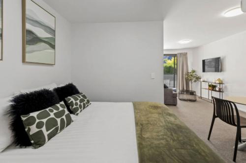 En eller flere senge i et værelse på Charming-on-fryer-central-apt-and-walk-to-town