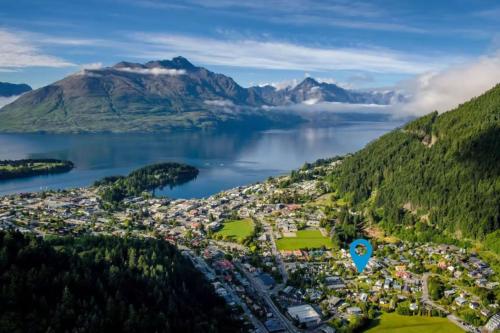 an aerial view of a town in the middle of a lake at Charming-on-fryer-central-apt-and-walk-to-town in Queenstown