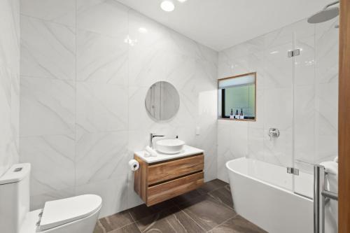 Et badeværelse på Golden Heights - family friendly with spa pool