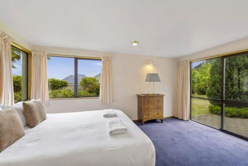 En eller flere senge i et værelse på Golden Heights - family friendly with spa pool