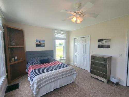 En eller flere senge i et værelse på Country Charm on the Sandusky Live Music Nearby