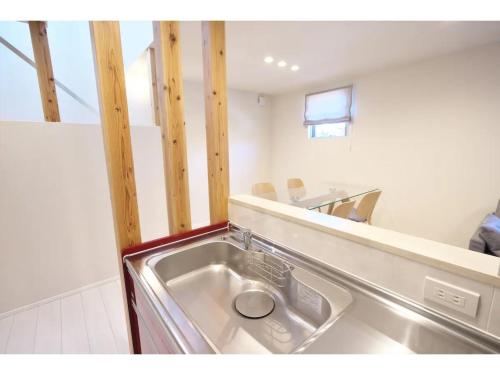 een wastafel in een keuken met een aanrecht bij Ippuku - Vacation STAY 17436 in Kanazawa