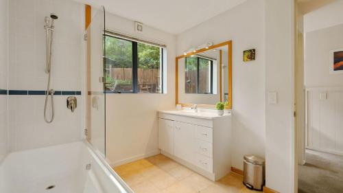 Koupelna v ubytování Magic on Malaghan with Lake Views