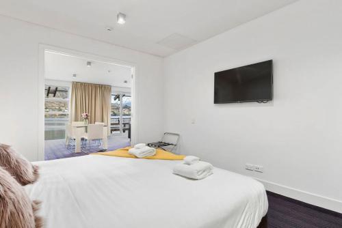 Ένα ή περισσότερα κρεβάτια σε δωμάτιο στο Marina Views - Apt 207 opposite the lake front