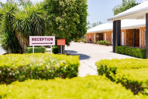 un cartello di rifiuto davanti a un edificio di Maraboon Motor Inn a Emerald