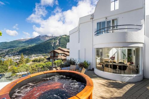 a house with a large swimming pool in the backyard at Edinburgh 3BR 2BA with Hot Tub Views Fireplace in Queenstown