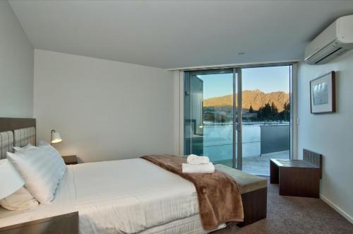 En eller flere senge i et værelse på Bay View Condo