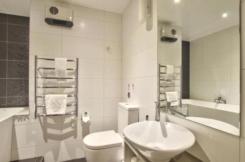 Et badeværelse på Bay View Condo