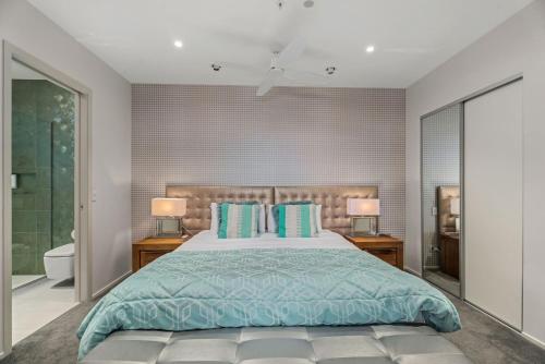 Giường trong phòng chung tại Chic Central Penthouse 3BM with Spa