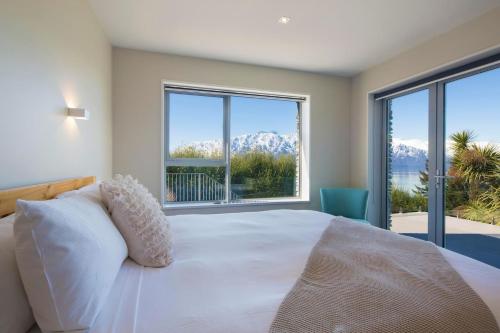 En eller flere senge i et værelse på The Views and Spa 4BRM