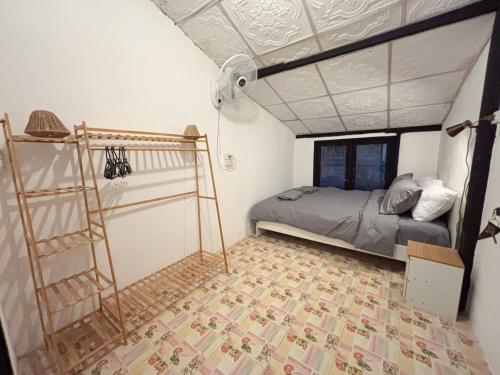 ein Schlafzimmer mit einem Etagenbett und einer Leiter in der Unterkunft Easy hideout in Pai