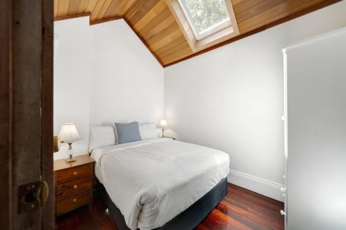 Giường trong phòng chung tại The Globe Cottage