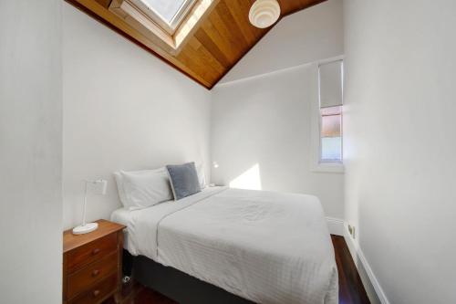 Giường trong phòng chung tại The Globe Cottage