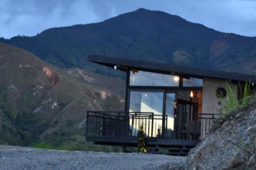 Phong cảnh thiên nhiên gần nhà gỗ