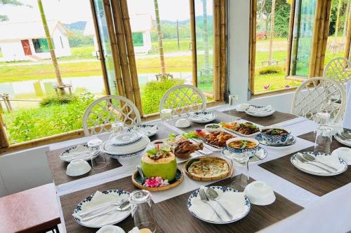 een tafel met daarop schalen met eten bij Plenary Khao Kho in Ban Nong Chaeng