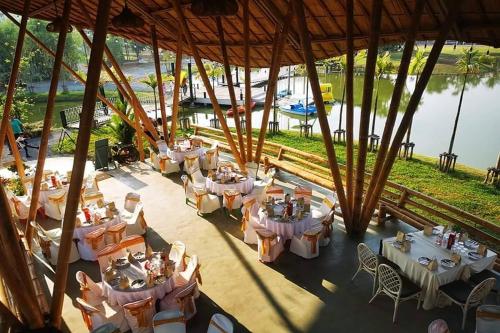 een bovenaanzicht van een restaurant met tafels en stoelen bij Plenary Khao Kho in Ban Nong Chaeng
