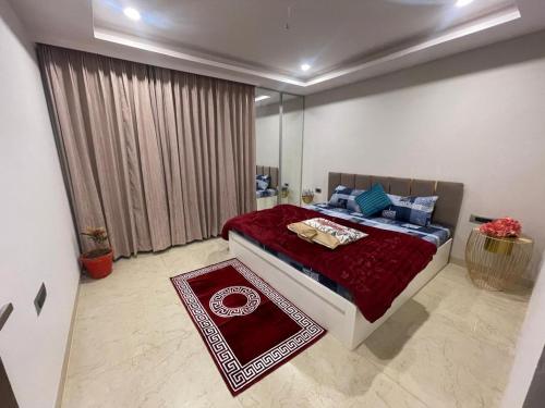 En eller flere senge i et værelse på CDS Luxury Homestay Shimla