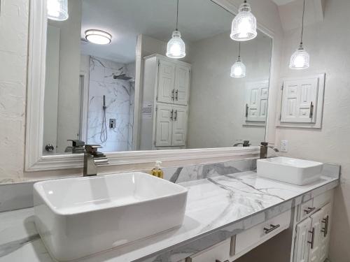 un bagno bianco con lavandino e specchio di Private Room in Carrollton a Carrollton