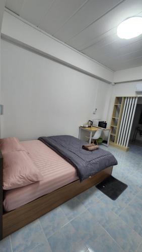 En eller flere senge i et værelse på หลังมอ บิวตี้ อพาร์ตเมนต์ เปลี่ยนชื่อเป็นหลังมอ อพาร์ทเมนท์สามสาว