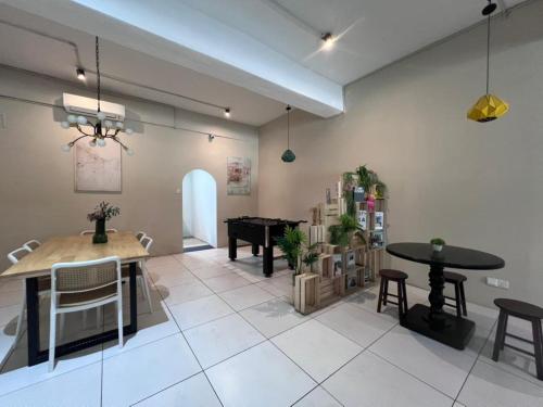 - un salon avec une table et un coin repas dans l'établissement Swing & Pillows - Kajang, Selangor, à Kajang