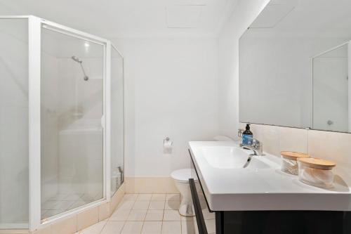 Et badeværelse på Luxury East Perth - Sleeps 2 - Superior WiFi