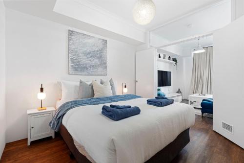 En eller flere senge i et værelse på Luxury East Perth - Sleeps 2 - Superior WiFi