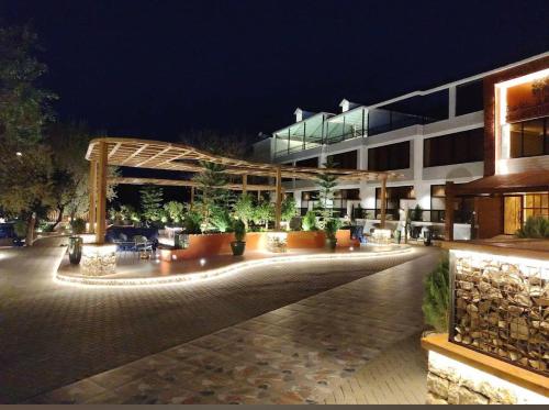 een gebouw met veel planten ervoor bij فندق شادن الفخامة in Taif