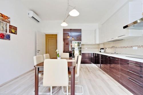 Oksana's Bernadette Apartment photo 28