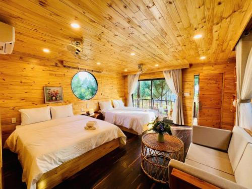 Giường trong phòng chung tại The Lake Hill Farm Tà Đùng