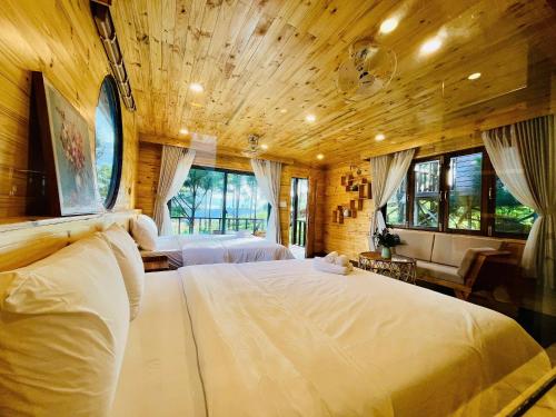 Giường trong phòng chung tại The Lake Hill Farm Tà Đùng