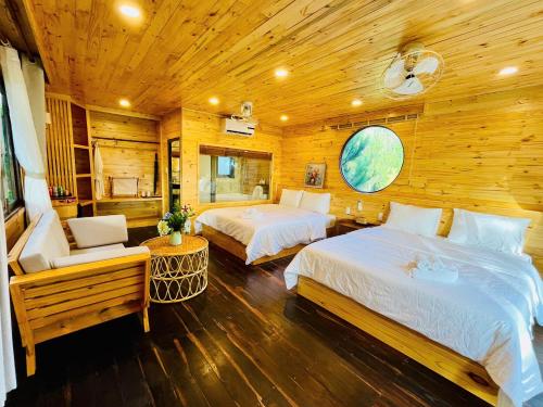 Giường trong phòng chung tại The Lake Hill Farm Tà Đùng