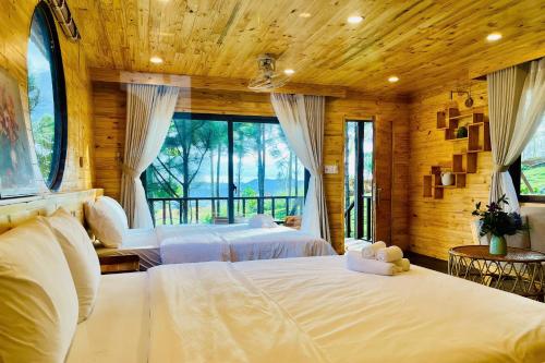 En eller flere senge i et værelse på The Lake Hill Farm Tà Đùng