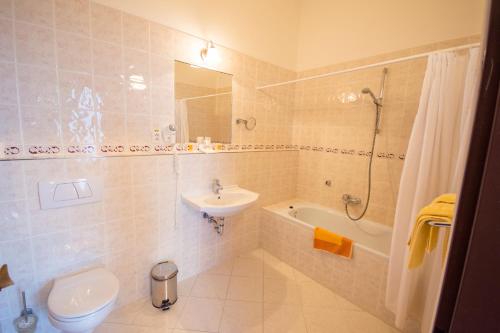 Koupelna v ubytování Grandhotel Garni