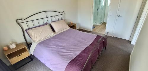 Postel nebo postele na pokoji v ubytování Best of Both Worlds Guest Suite Between City & Sea