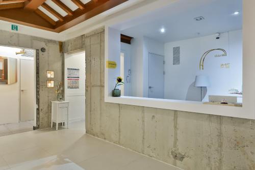 een keuken met een aanrecht en een wastafel bij 히든힐불국사호텔 in Gyeongju